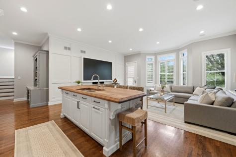 2660 North Hartland Court Chicago IL 60614