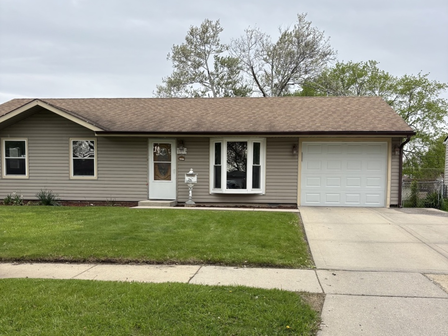 302 Ridge Circle Streamwood IL 60107