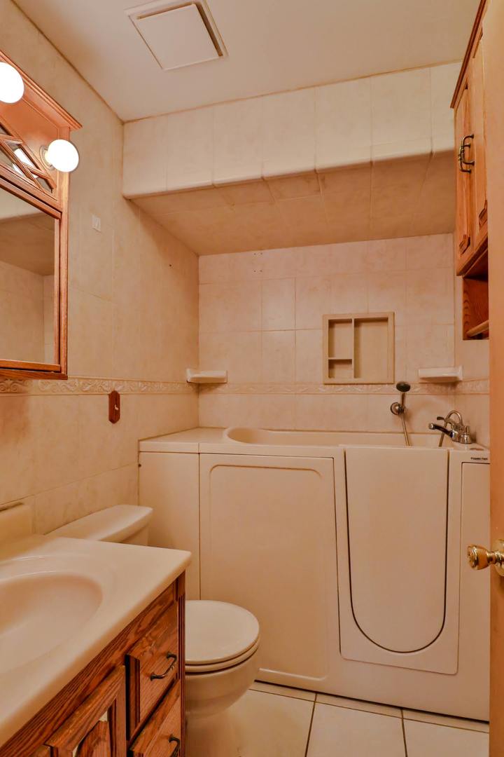 7N240 West End Road Roselle IL 60172