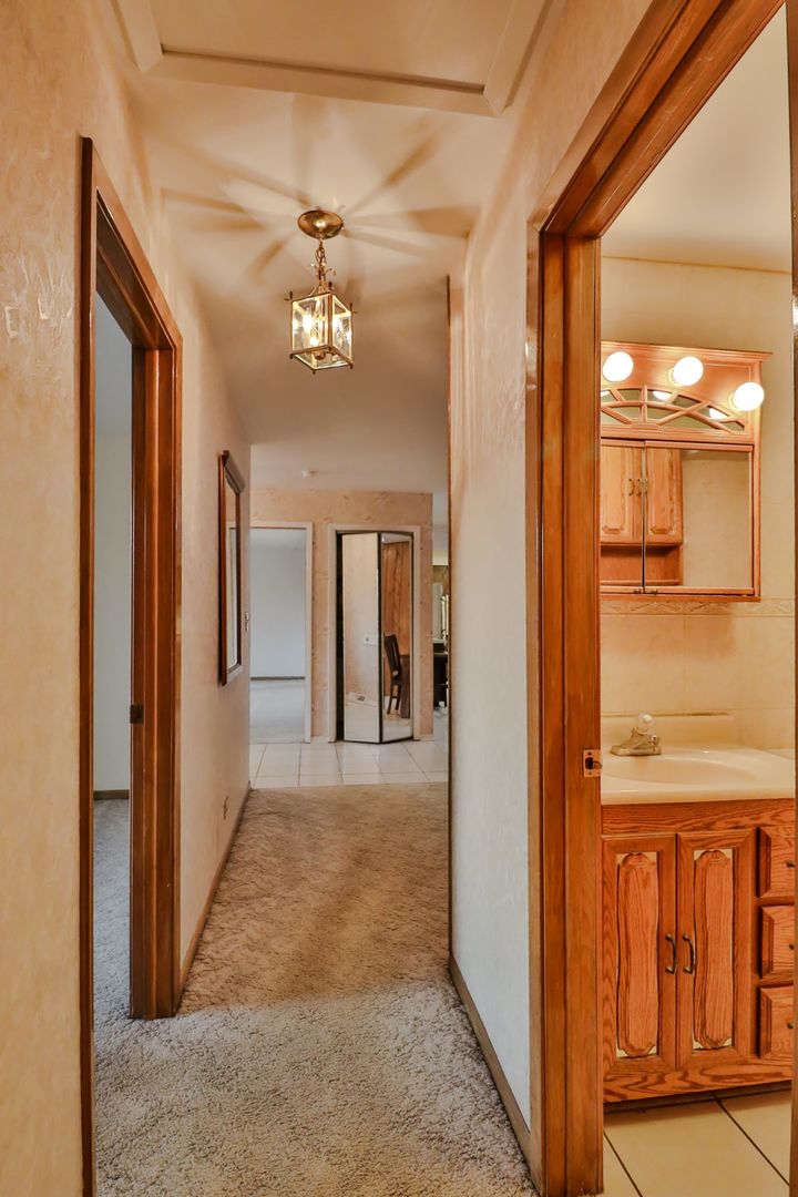 7N240 West End Road Roselle IL 60172