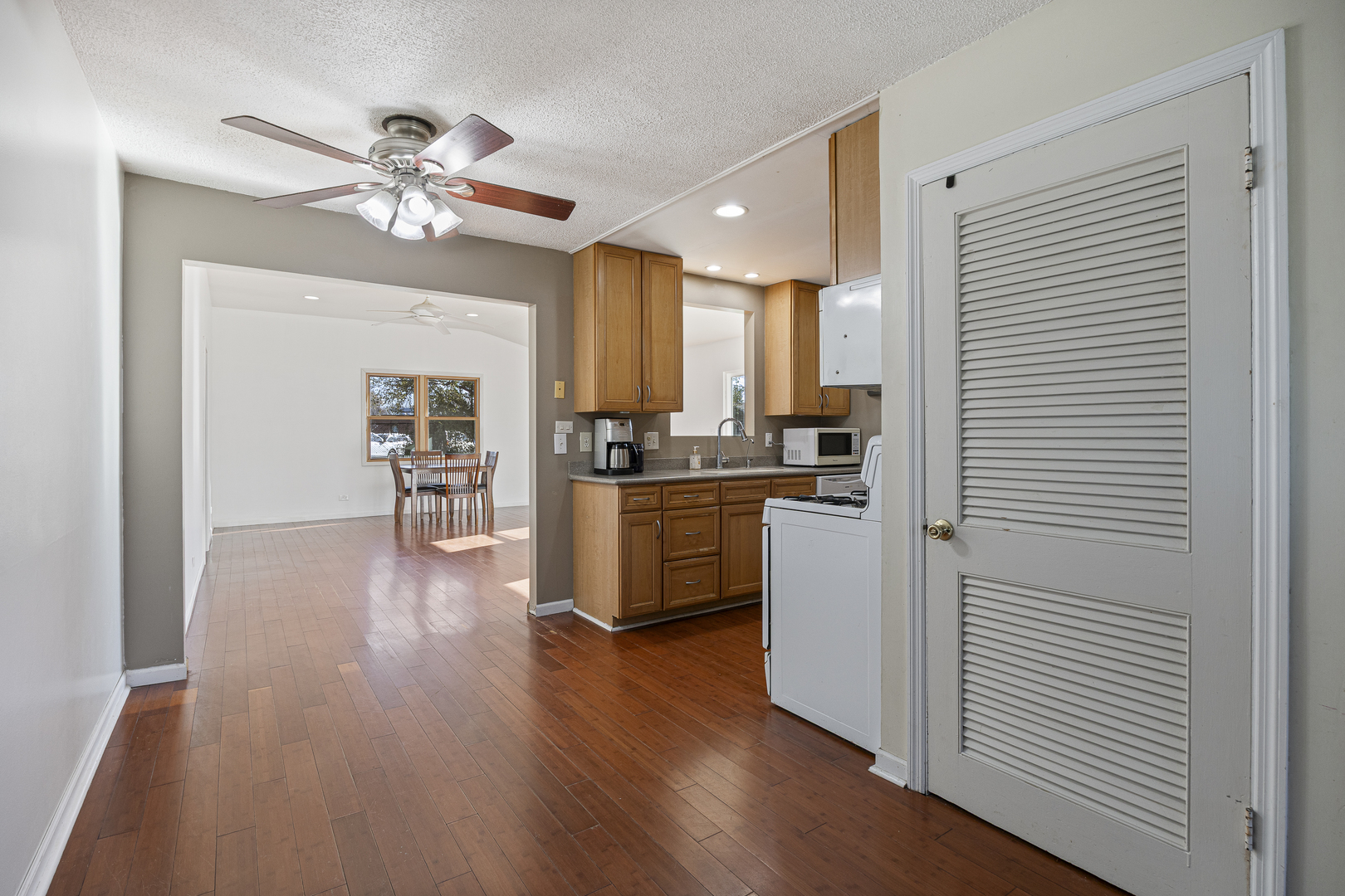 411 Arrowhead Trail Carol Stream IL 60188
