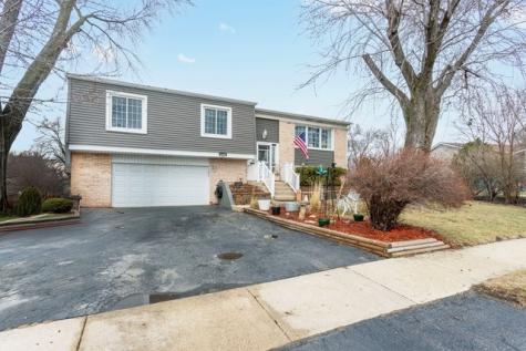 2208 Hiawatha Parkway Woodridge IL 60517