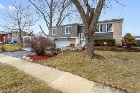 2208 Hiawatha Parkway Woodridge IL 60517