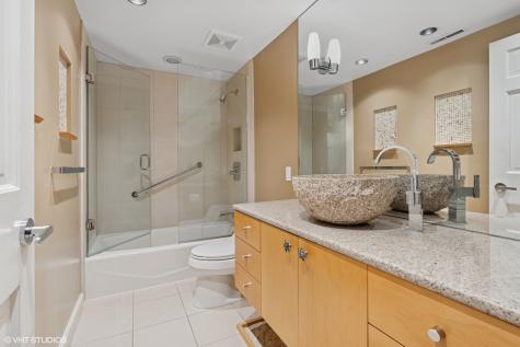1318 North Sutton Place Chicago IL 60610