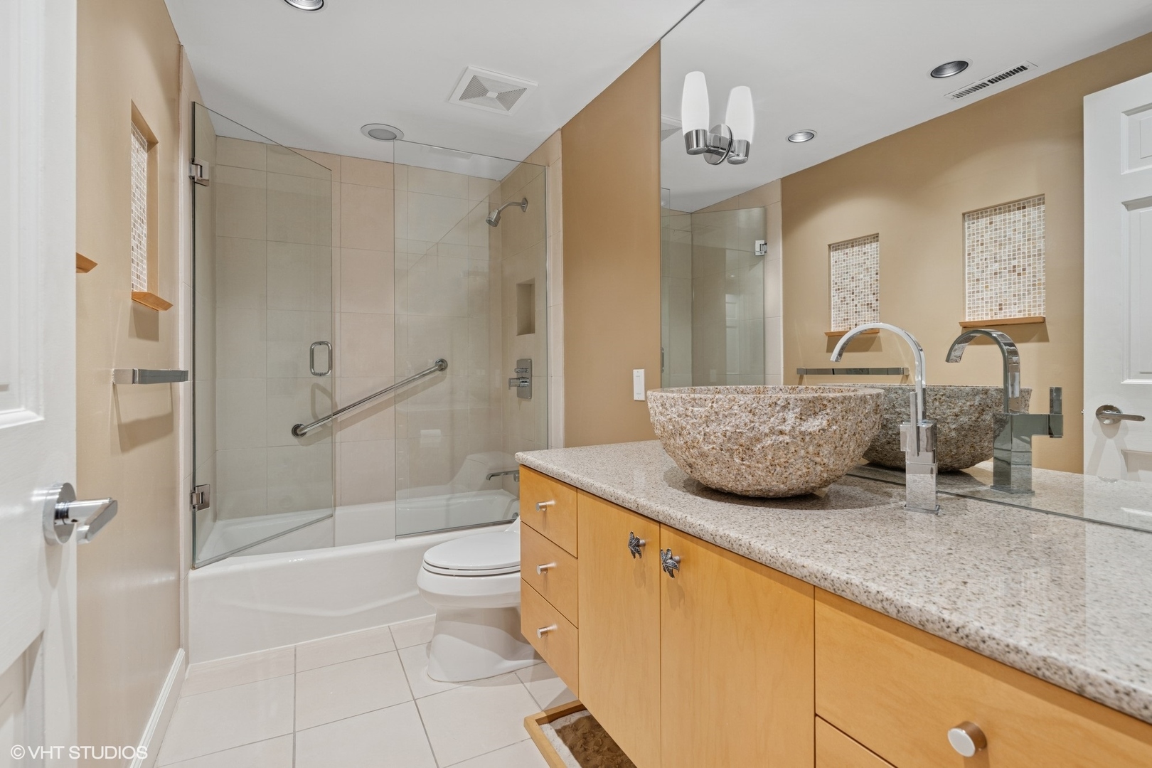 1318 North Sutton Place Chicago IL 60610