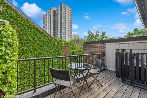 1318 North Sutton Place Chicago IL 60610