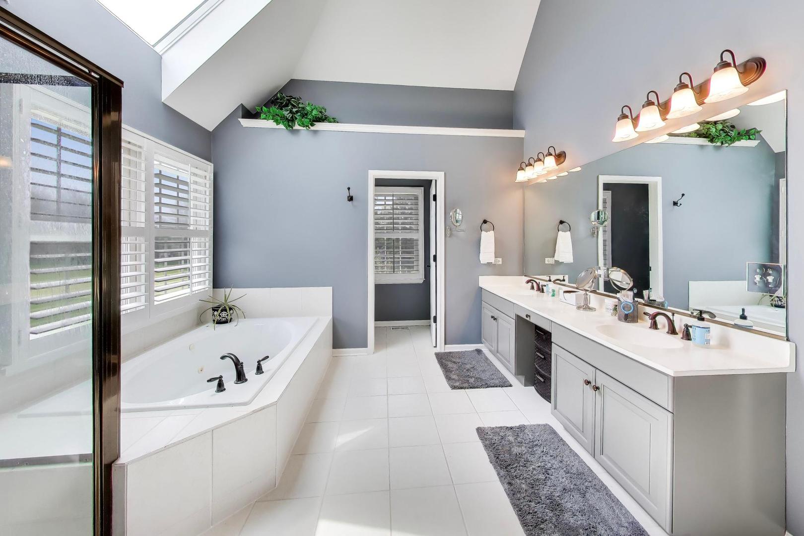 1N644 Woodhall Court Winfield IL 60190
