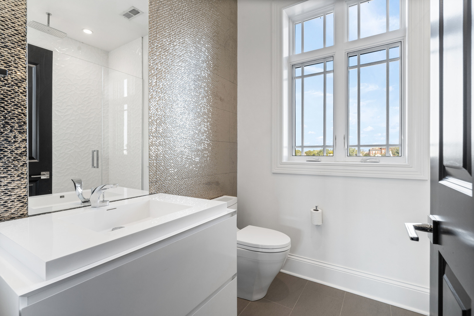 1634 West Surf Street Chicago IL 60657