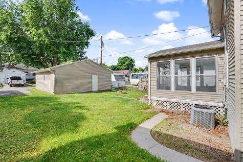 236 15TH Avenue East Moline IL 61244