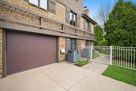 305 North Dale Avenue Mchenry IL 60050