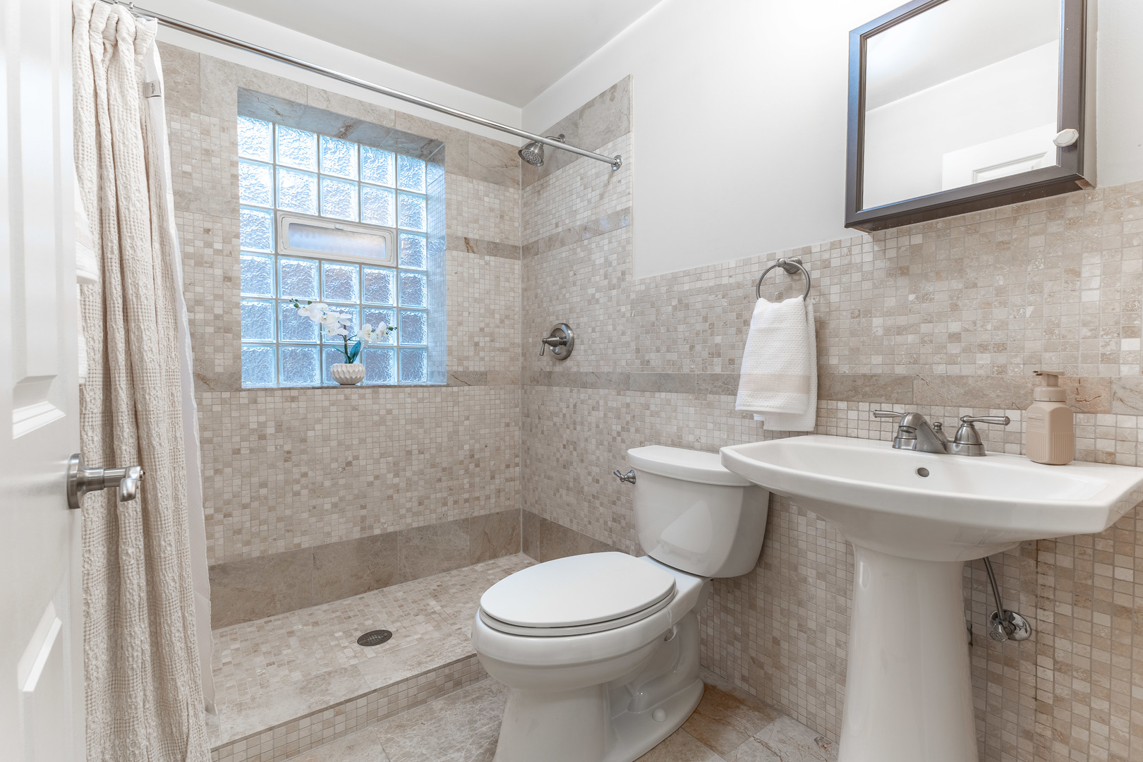 6352 West Giddings Street Chicago IL 60630