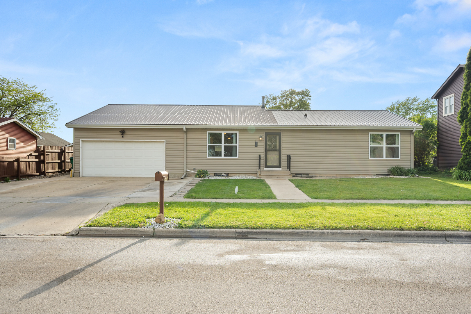 1605 Longwood Drive Sycamore IL 60178