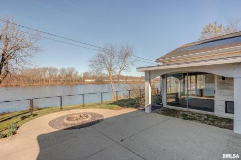 333 North Lakeview Drive Salem IL 62881