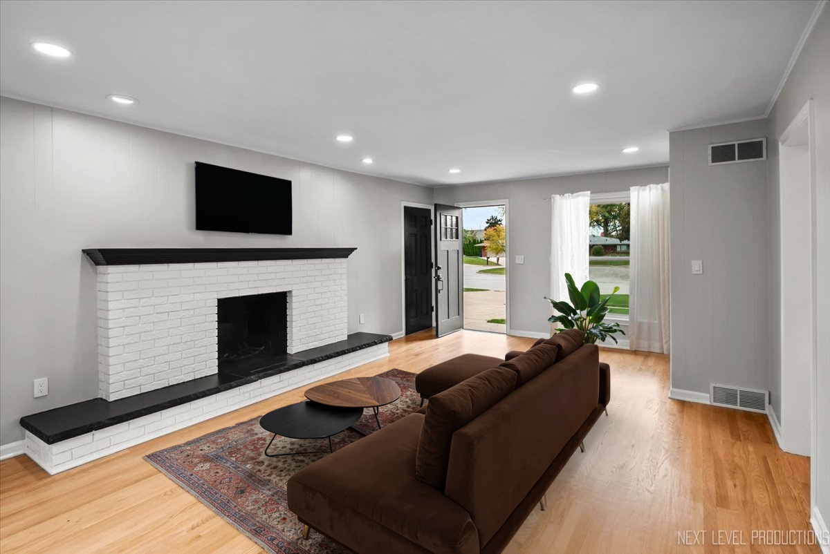 27 South Canterbury Road Aurora IL 60506