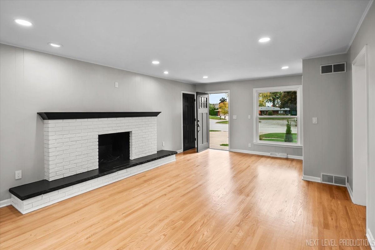 27 South Canterbury Road Aurora IL 60506