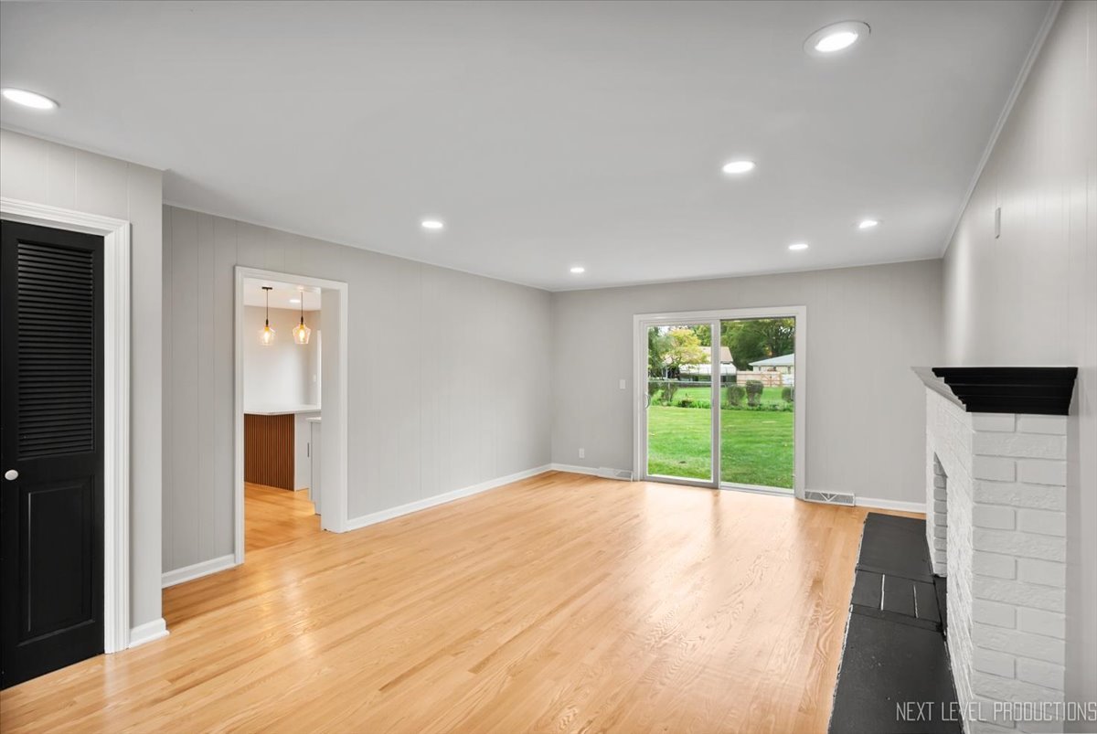 27 South Canterbury Road Aurora IL 60506