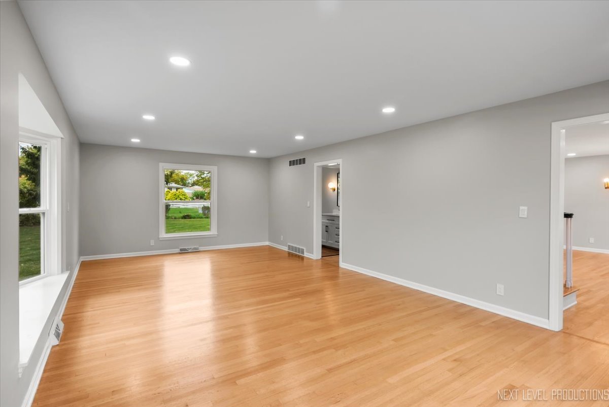 27 South Canterbury Road Aurora IL 60506