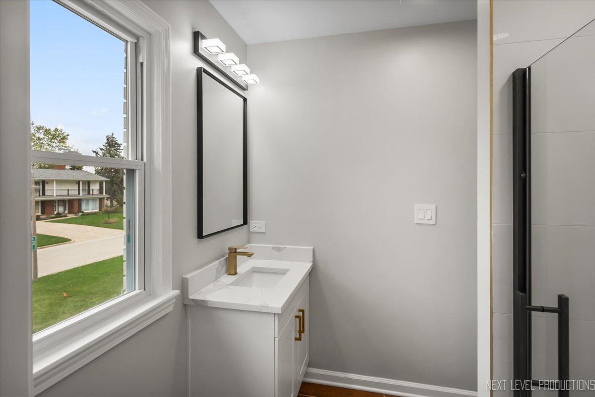 27 South Canterbury Road Aurora IL 60506