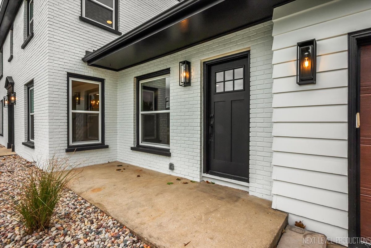 27 South Canterbury Road Aurora IL 60506