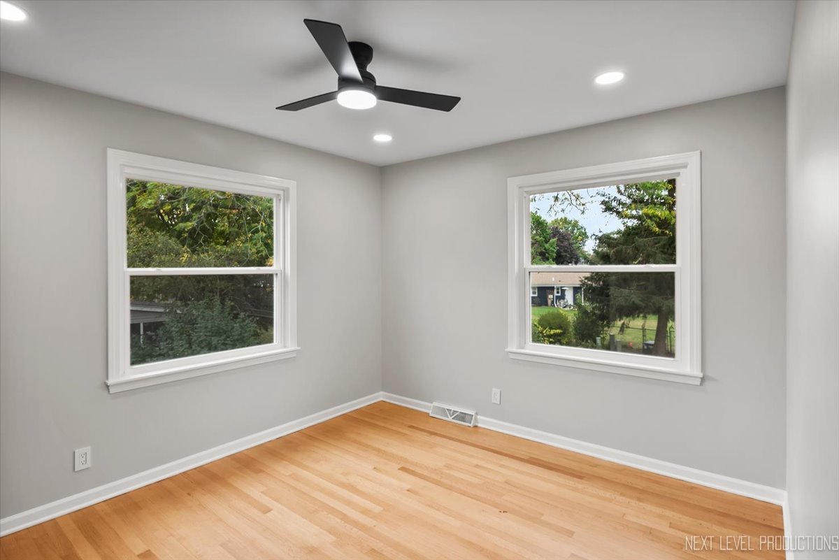 27 South Canterbury Road Aurora IL 60506