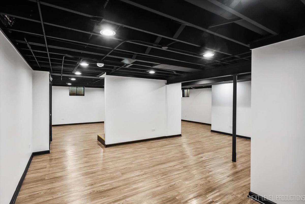 27 South Canterbury Road Aurora IL 60506