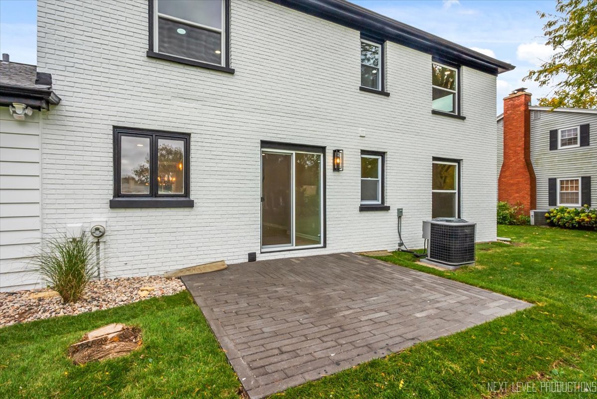 27 South Canterbury Road Aurora IL 60506