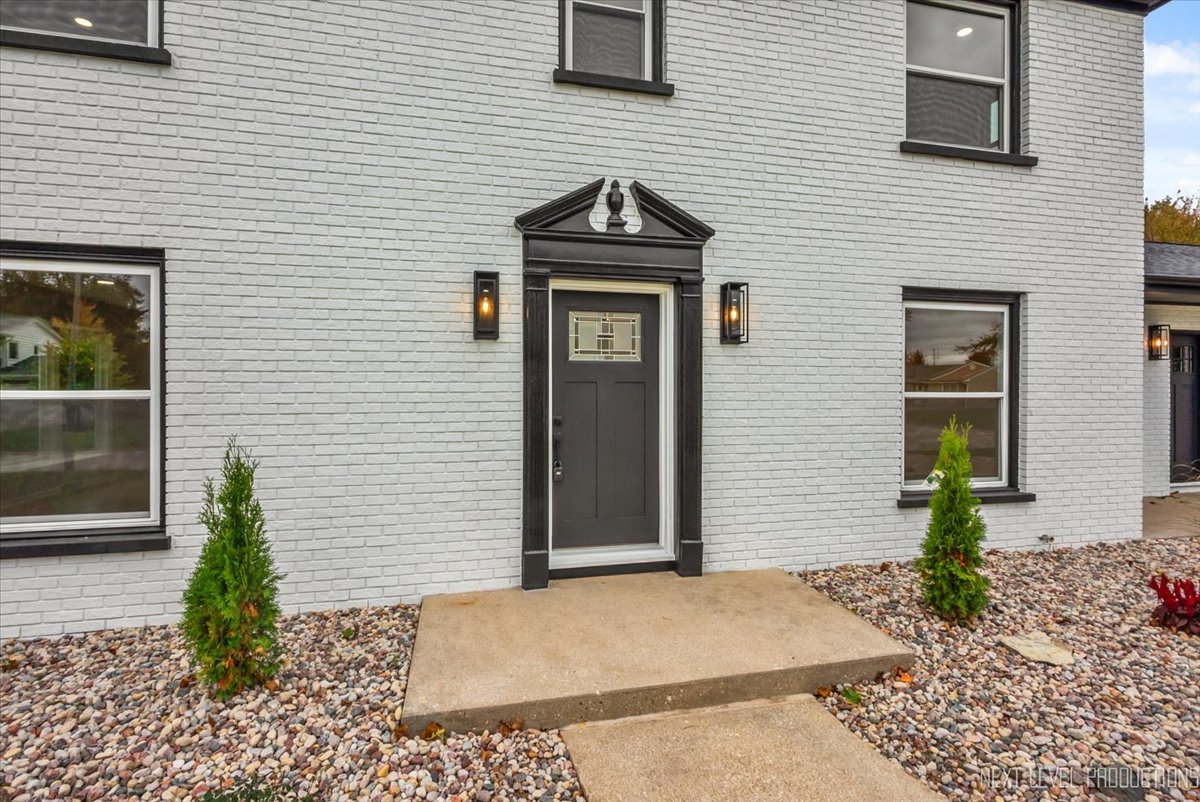 27 South Canterbury Road Aurora IL 60506