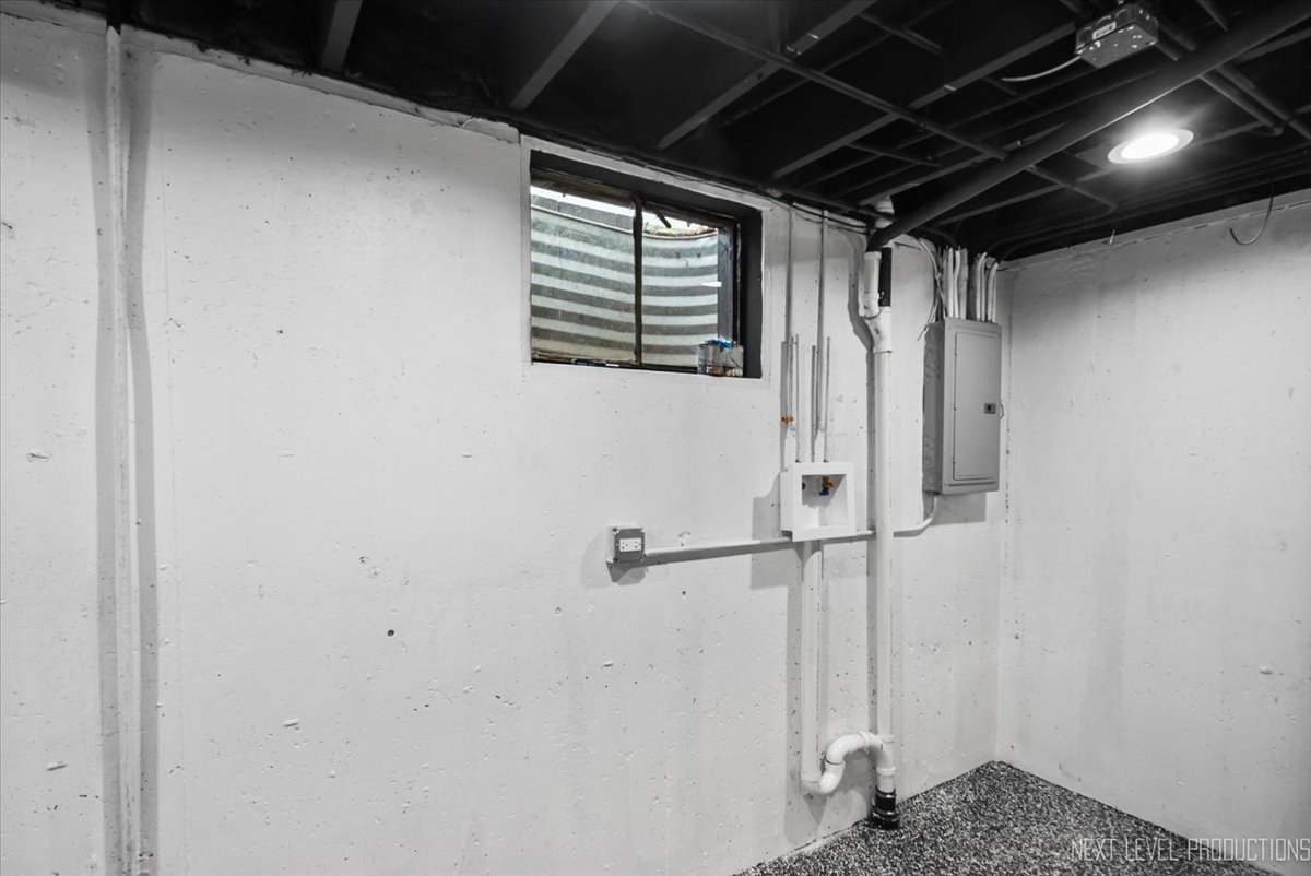 27 South Canterbury Road Aurora IL 60506