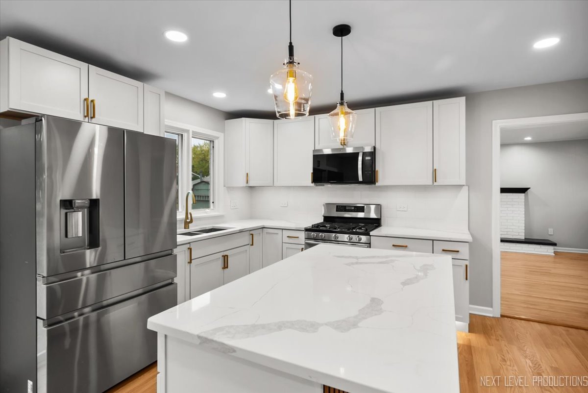 27 South Canterbury Road Aurora IL 60506