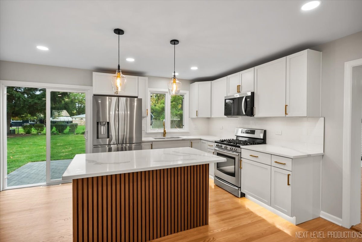 27 South Canterbury Road Aurora IL 60506