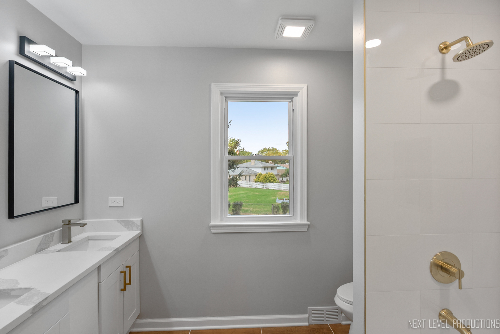 27 South Canterbury Road Aurora IL 60506