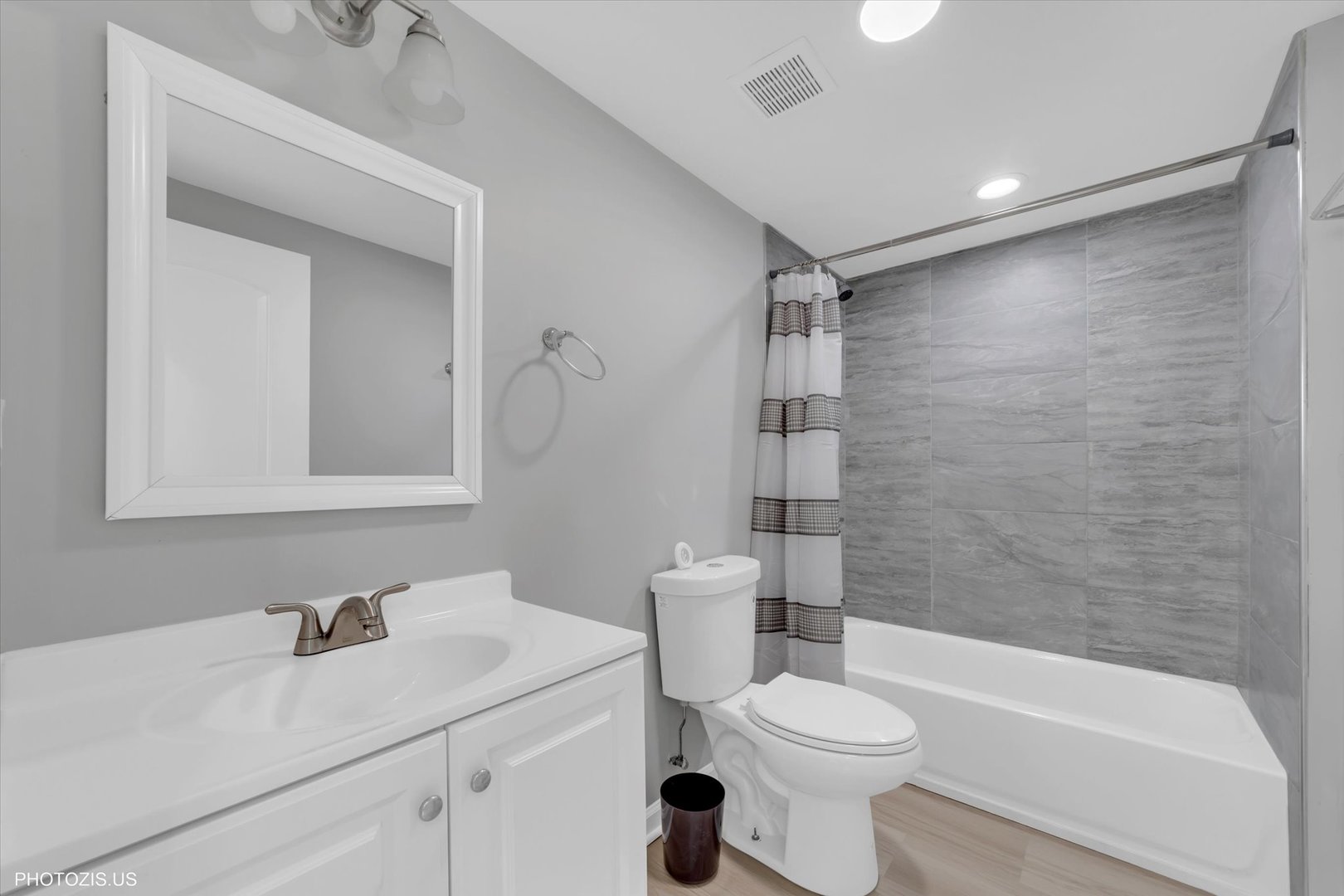 8404 South Exchange Avenue Chicago IL 60617