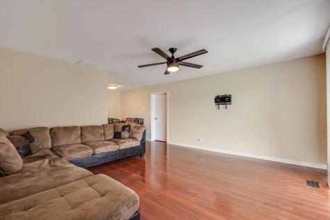 219 Kendrick Court Schaumburg IL 60194
