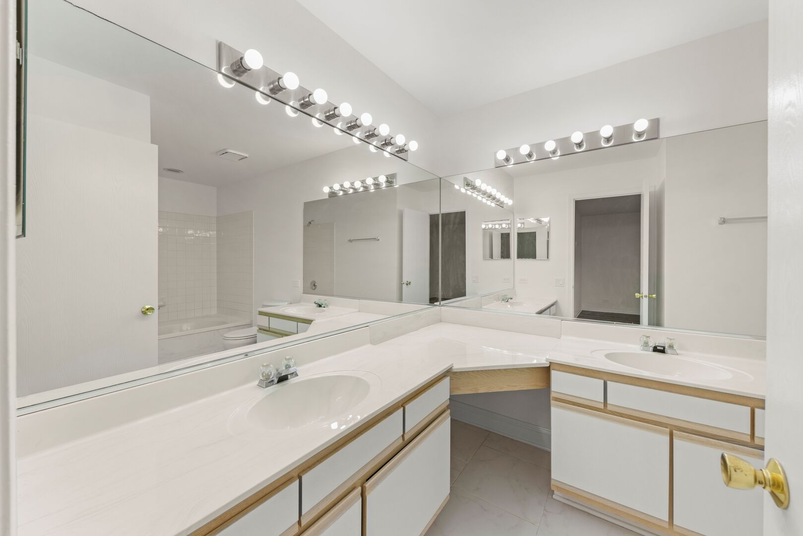 182 Half Moon Circle Aurora IL 60504