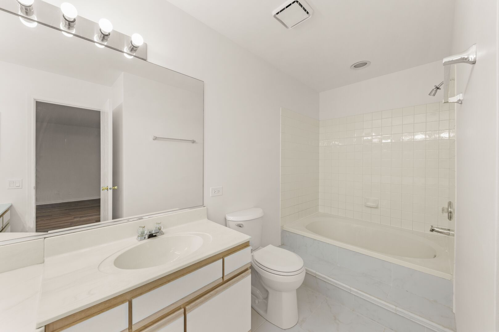 182 Half Moon Circle Aurora IL 60504