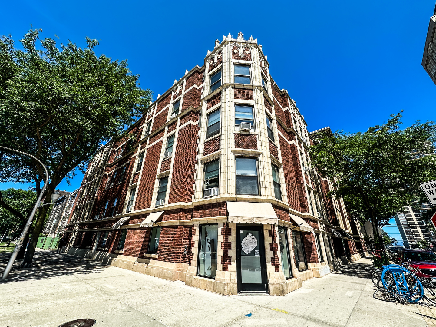 6207 North Winthrop Avenue Chicago IL 60660