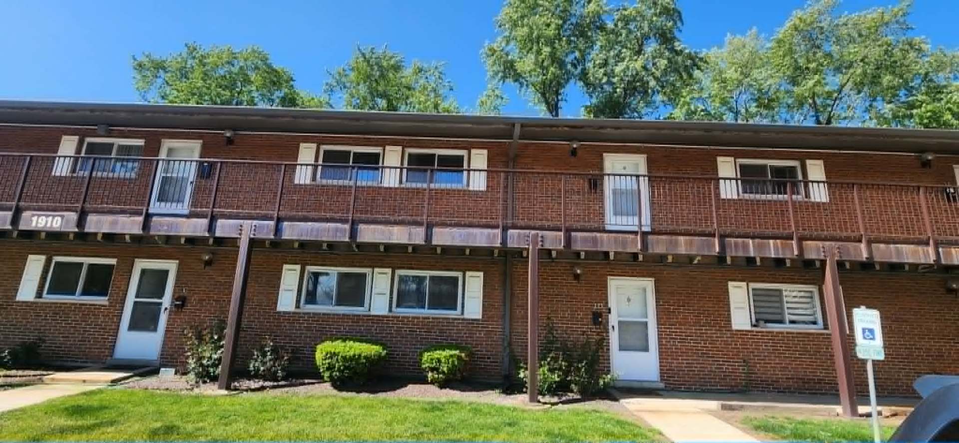1910 West Hatherleigh Court Mount Prospect IL 60056