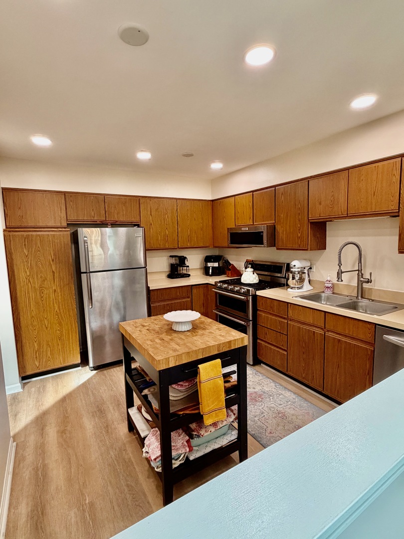 1353 Ridgefield Circle Carol Stream IL 60188