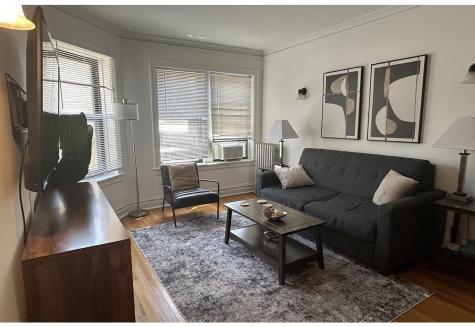 1911 West Larchmont Avenue W Chicago IL 60613