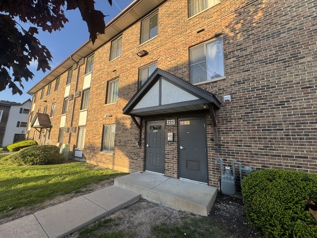225 Gregory Street Aurora IL 60504