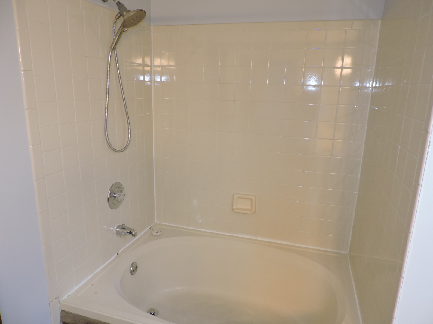 1334 Gloucester Circle Carol Stream IL 60188