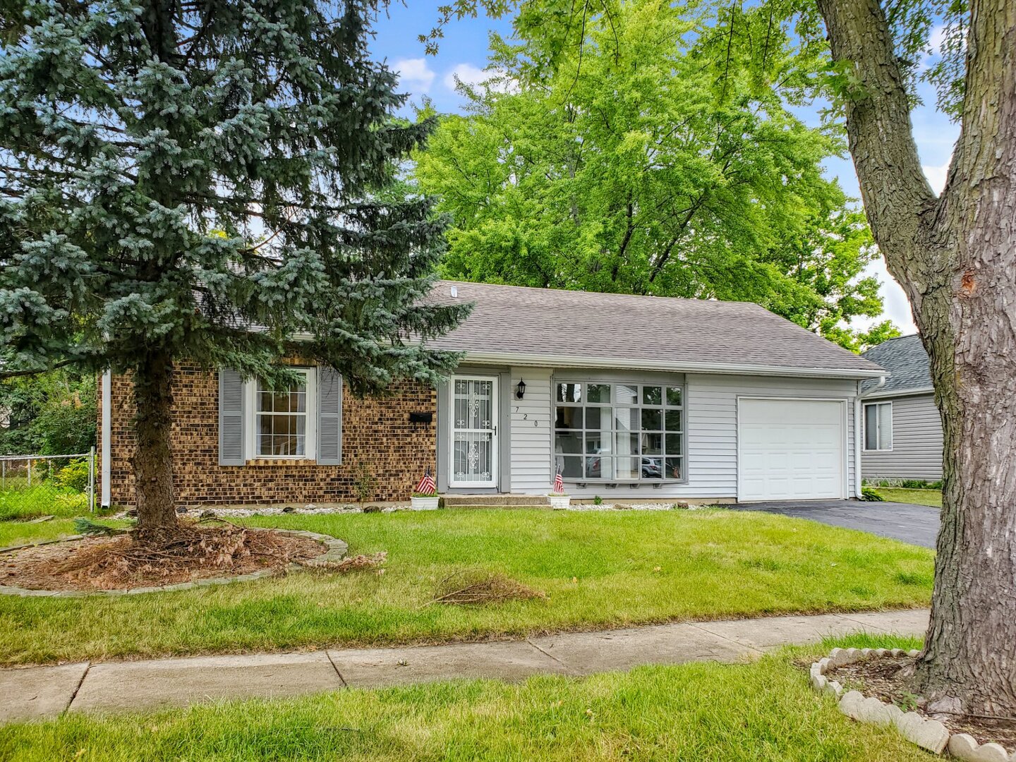 720 Country Lane S Roselle IL 60172