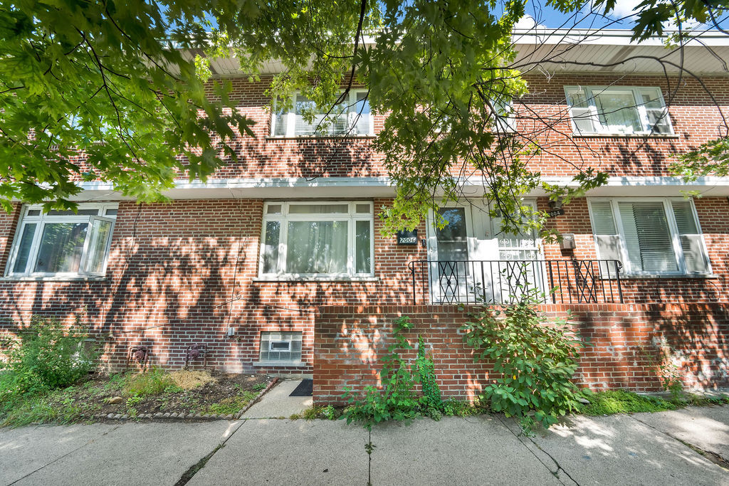 2006 West Farwell Avenue Chicago IL 60645