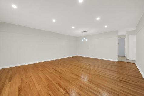 2006 West Farwell Avenue Chicago IL 60645