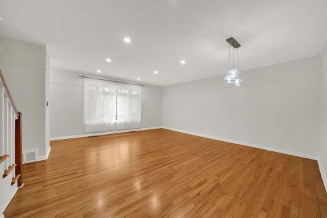 2006 West Farwell Avenue Chicago IL 60645