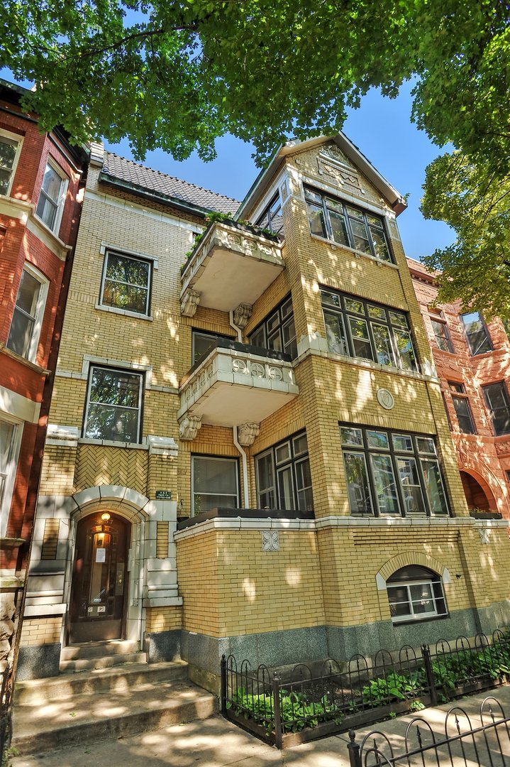 2737 North Hampden Court Chicago IL 60614
