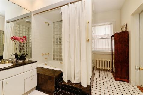 2737 North Hampden Court Chicago IL 60614