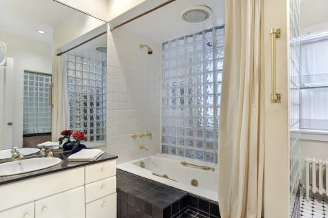 2737 North Hampden Court Chicago IL 60614