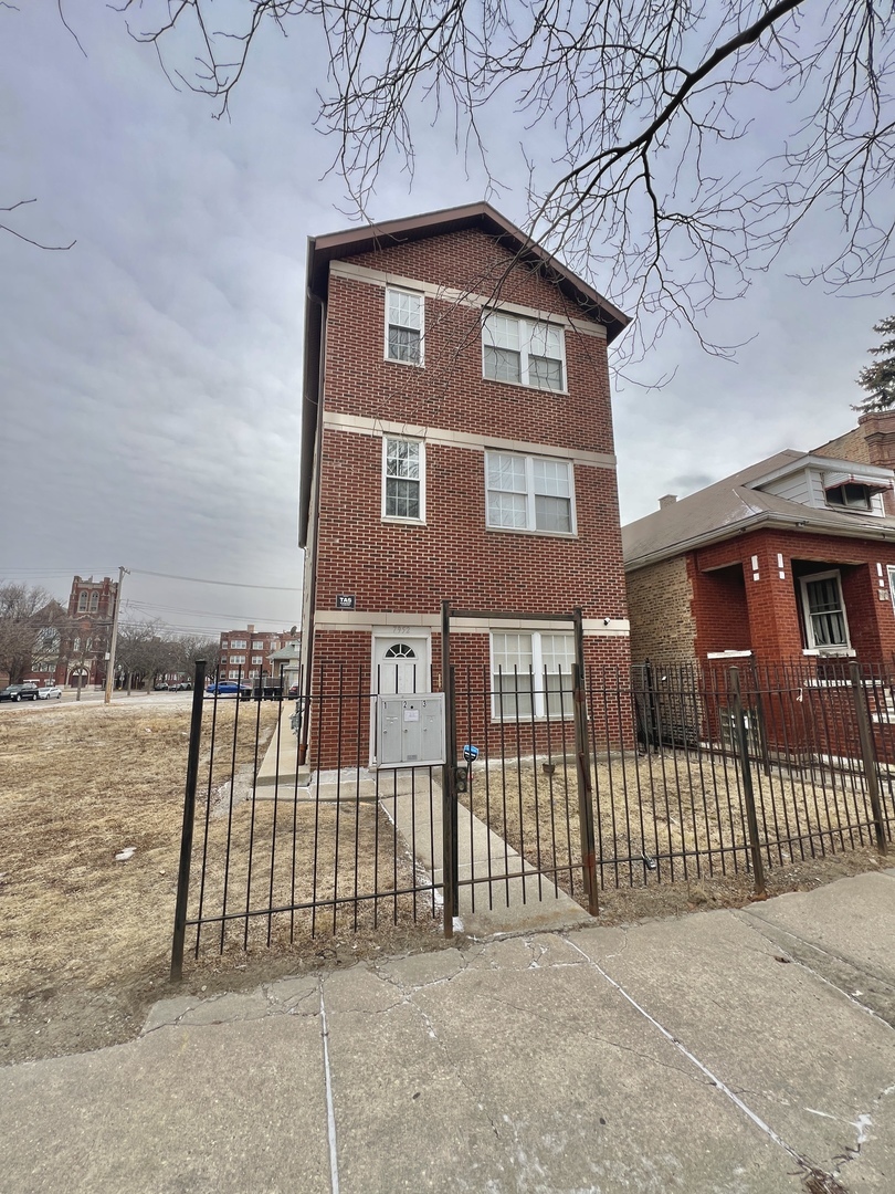 7952 South Carpenter Street Chicago IL 60620