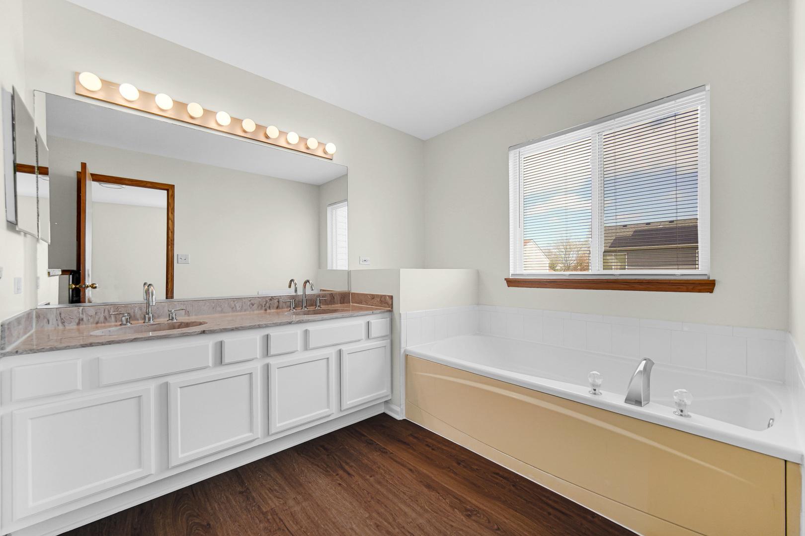 1998 Conway Lane Aurora IL 60503
